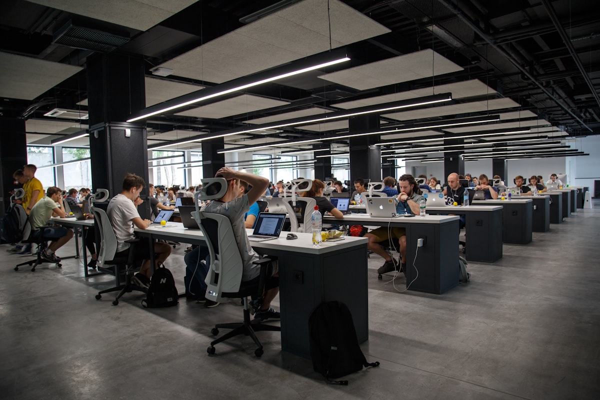Profesionales trabajando en coworking